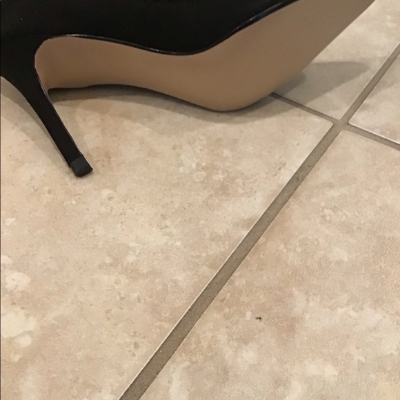💥 MOVING SALE💥 Scallop Black Pumps - Picture 7 of 9